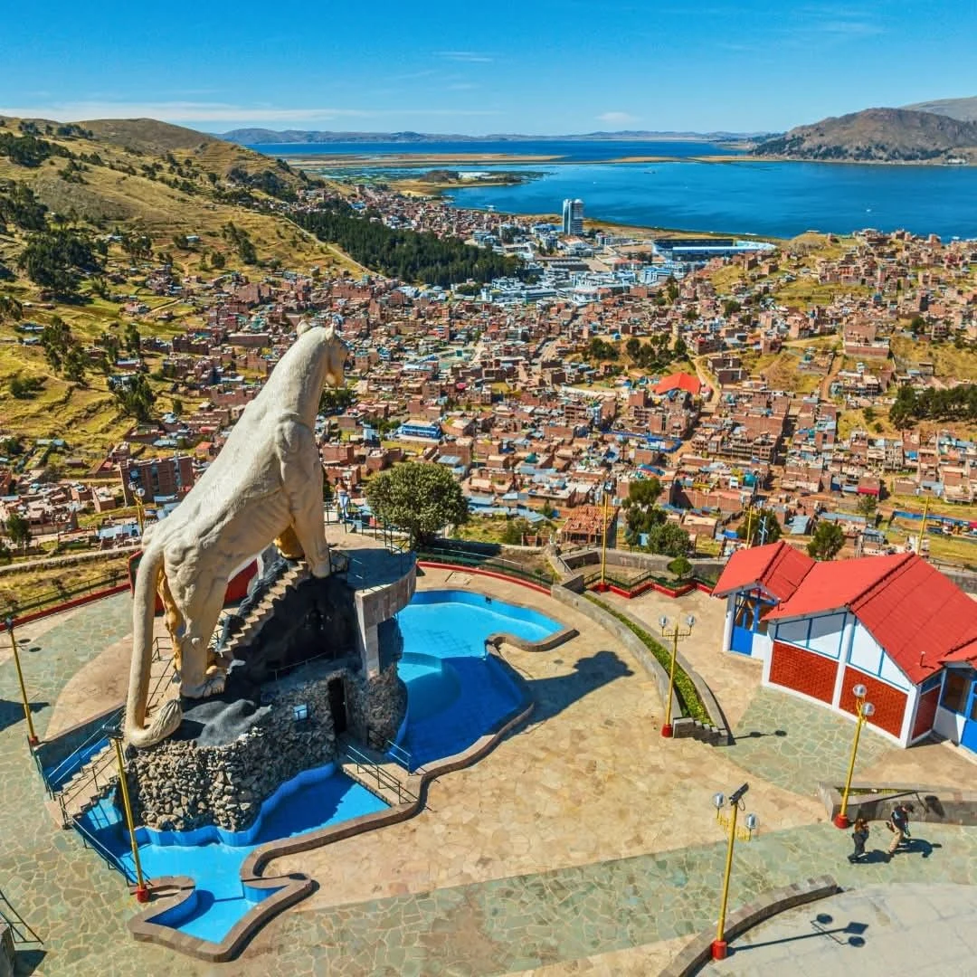 Vista de la ciudad de Puno y el lago Titicaca